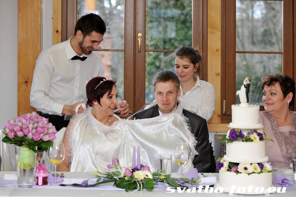 Svatební hostina a zátah