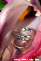 Svatební kytice a snubní prstýnky