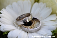 Svatební kytice a snubní prstýnky